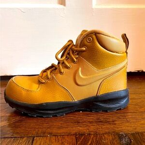Nike Boys 4Y Winter Boots